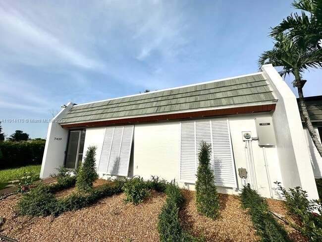 Foto del edificio - 7439 Twin Sabal Dr