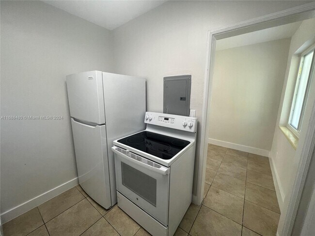 Building Photo - 27 NE 5th Ave