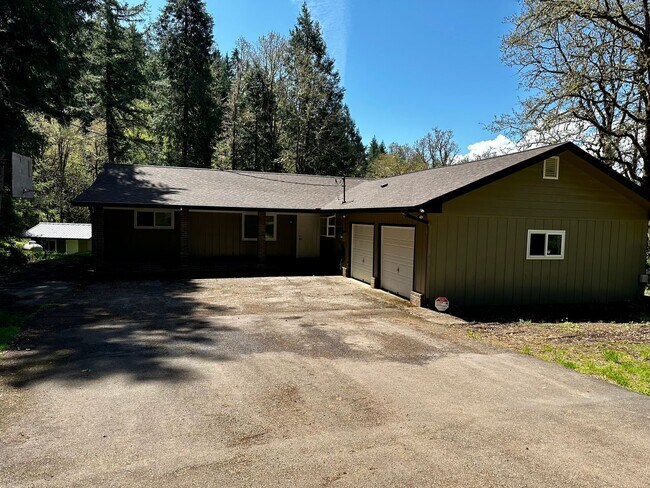 Building Photo - Amazing Country Home 4 bed, 2 bath with Ga...