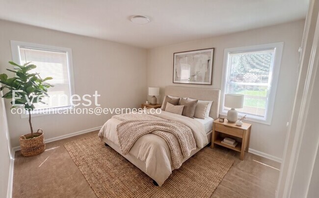 Building Photo - 3-Bedroom Home with Detached Garage / Pet-Friendly / Available Now!