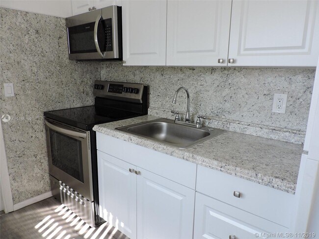 Foto del edificio - 729 NE 4th Ct