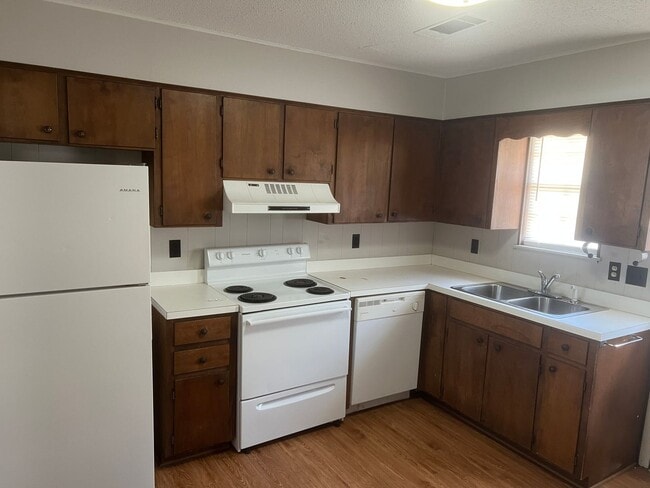 Building Photo - 2 Bed 1 Bath Duplex