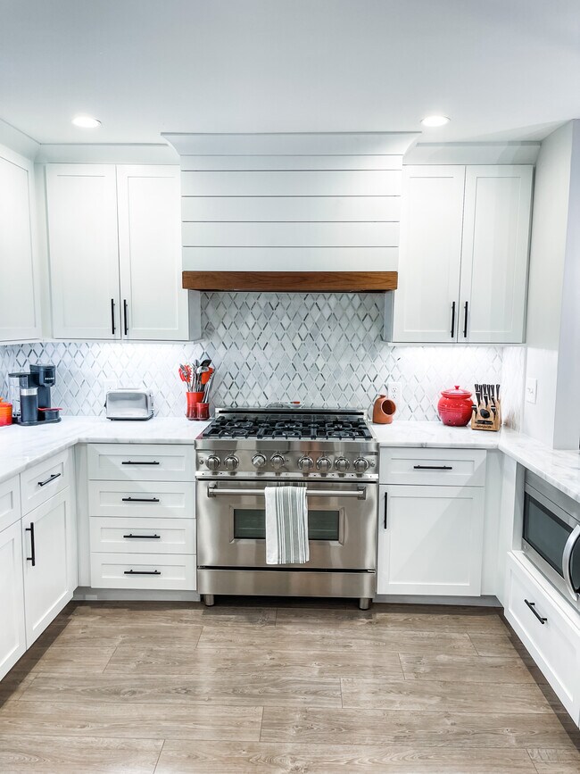 Cocina de seis hornillas y microondas bajo encimera - 303 Woodland Shores Rd