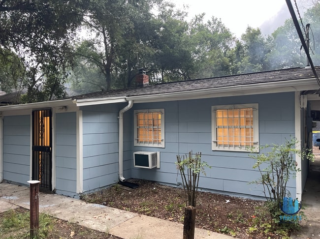 Building Photo - 2 Bed 1 Bath Home for Rent in Jacksonville...