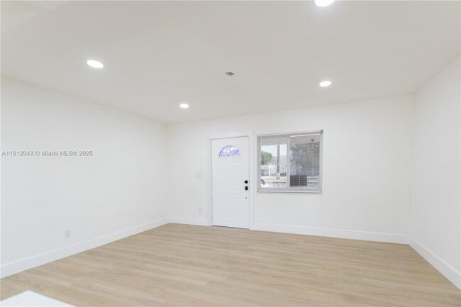 Foto del edificio - 1167 NW 9th Ave