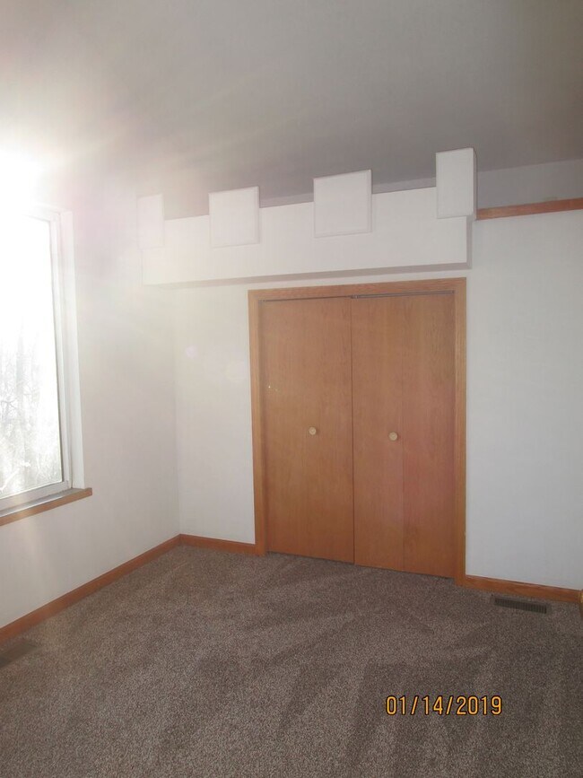 Foto del edificio - Tri level 2 bedroom home in a wooded count...