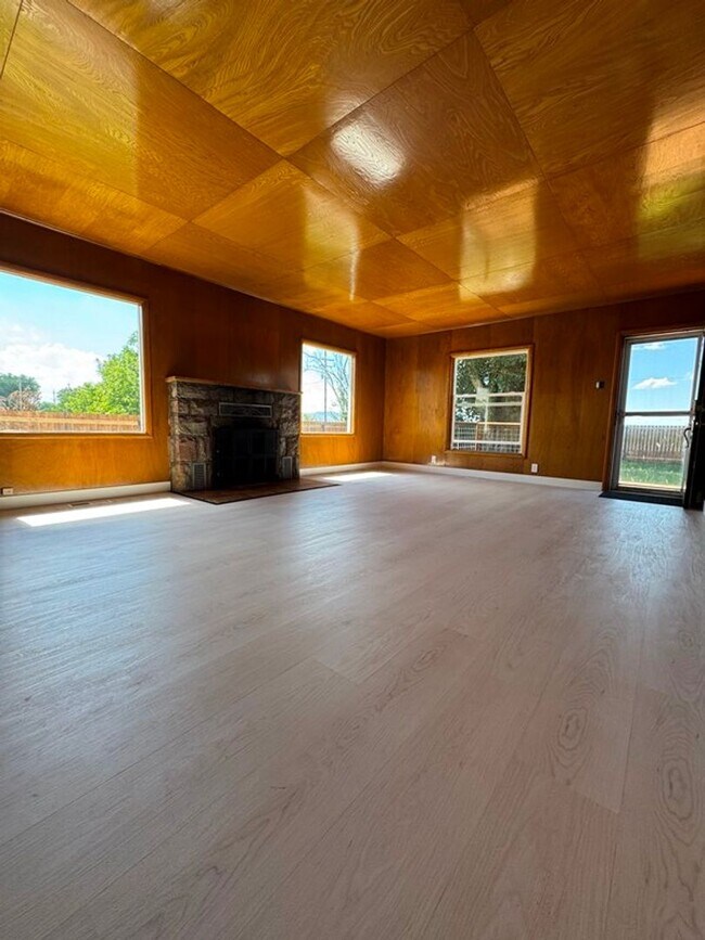 Foto del edificio - 4 Bedroom House in Henley School District