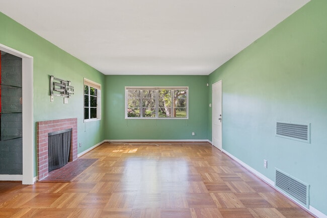 Building Photo - 5116 Village Grn