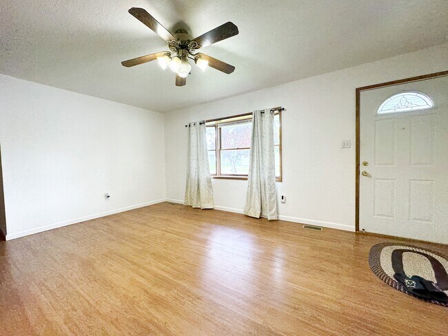 Building Photo - 820 Dogwood St