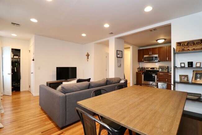 Building Photo - 206 Beacon Ave