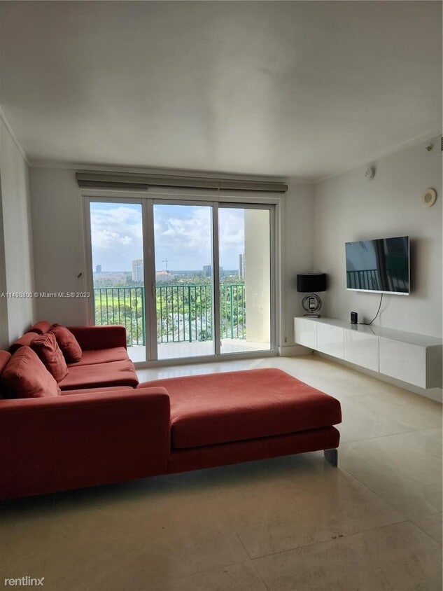 Foto principal - 2 br, 2 bath Condo - 19900 E Country Club ...