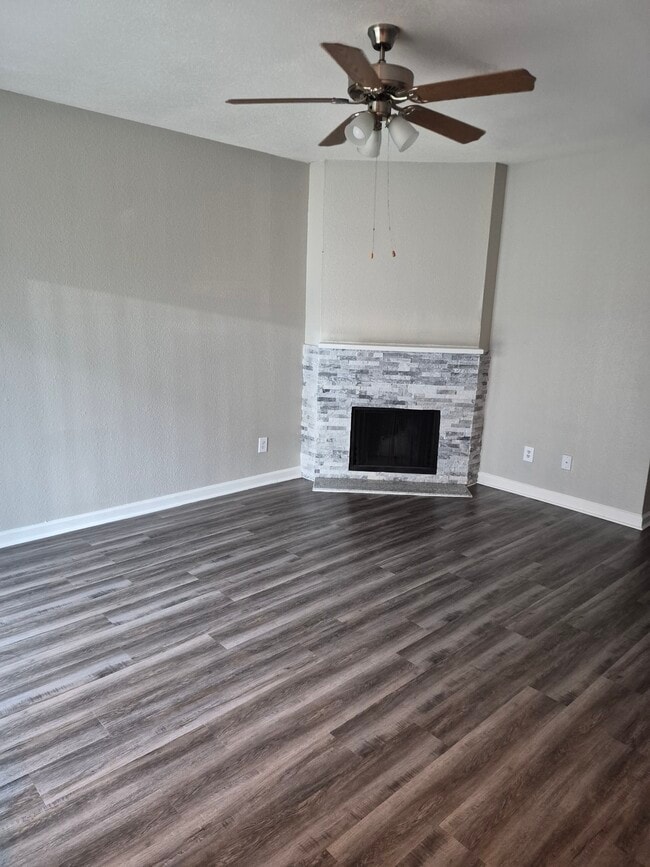 Sala de estar - Golden Village Townhomes