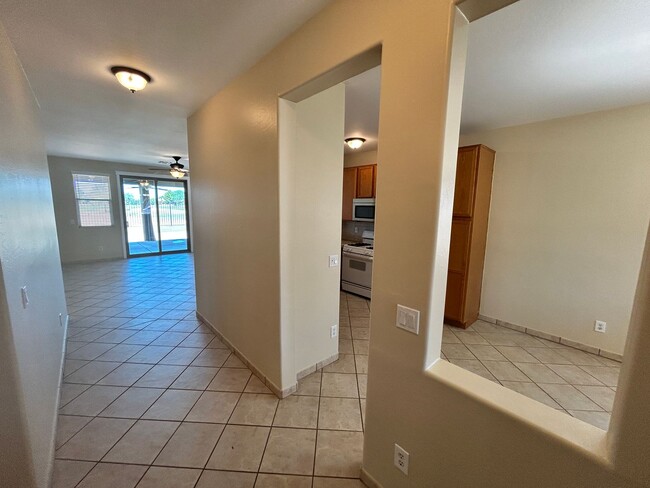 Foto del edificio - Move-In Special! Updated 3 Bed / 2bath Gilbert Home with New Paint, No Carpet and on the Course