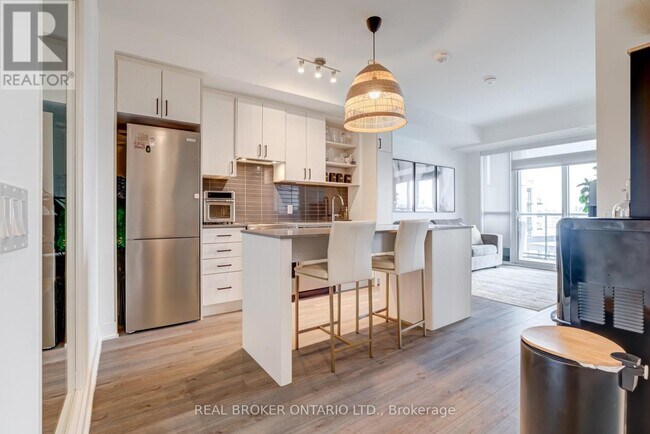 Photo du bâtiment - 50 George Butchart Dr