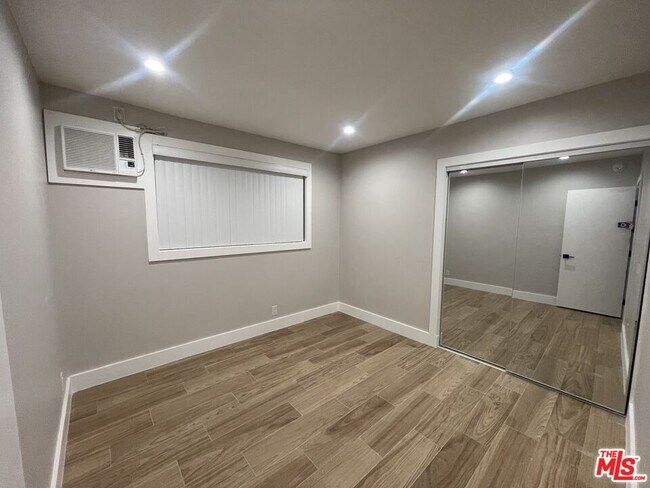 Foto del edificio - 14921 Vanowen St