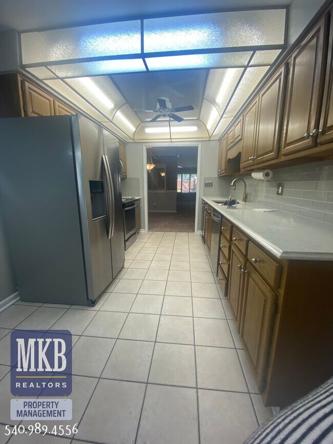 Building Photo - HALF OFF FIRST MONTHS RENT!! Nice 3 Bedroo...