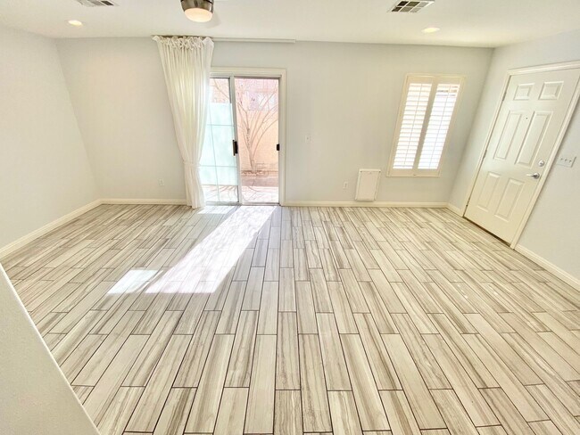 Foto del edificio - BEAUTIFUL TOWNHOME W/ 2 CAR GARAGE,  2 BED...