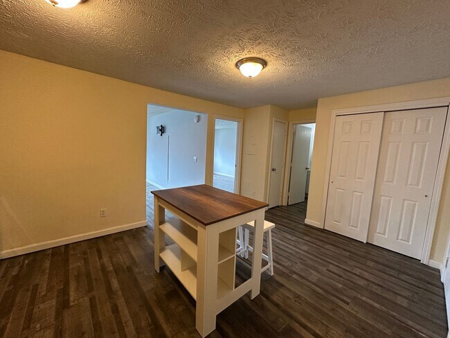 Foto del edificio - Spacious 2 Bedroom, 1 Bathroom On The West...