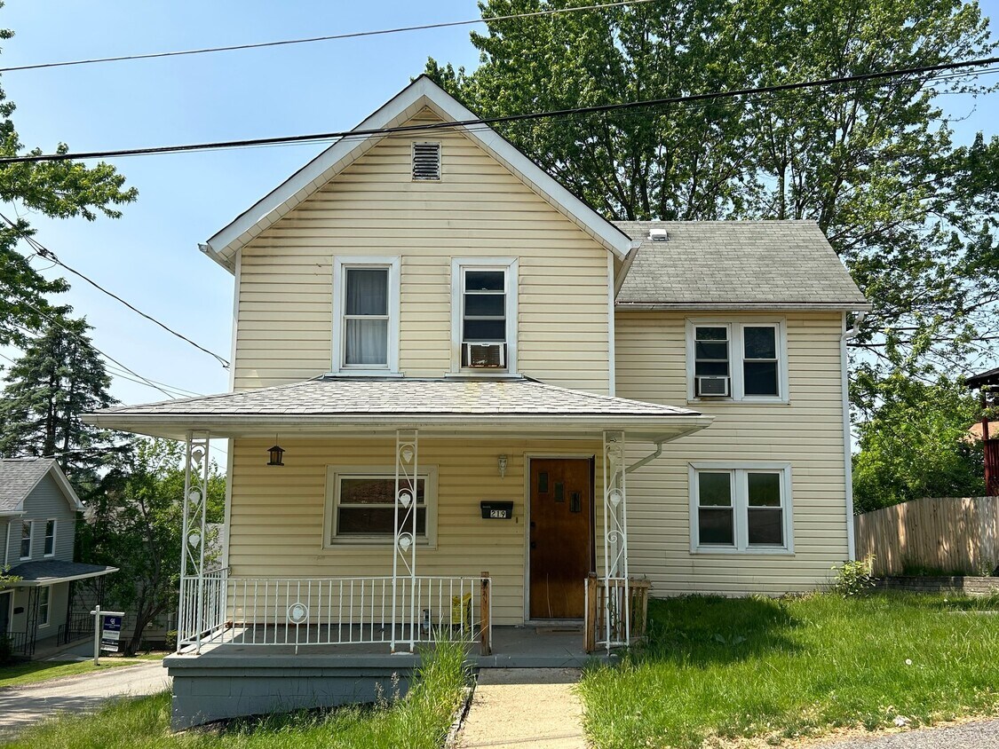 Primary Photo - 219 Douglas Ave