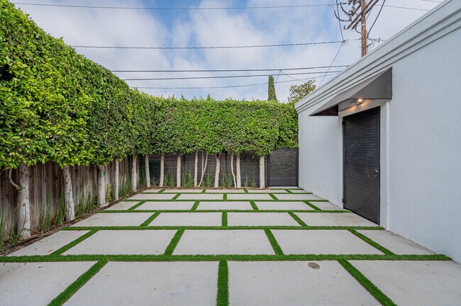 Building Photo - 272 S Palm Dr