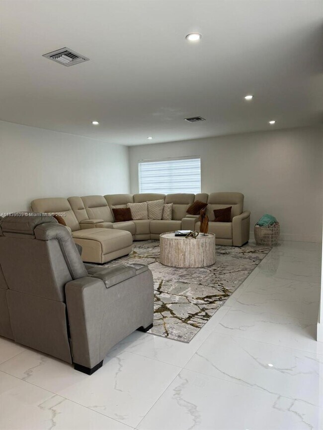 Building Photo - 9720 Bel Aire Dr