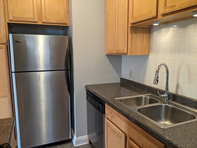 Stainless steel kitchen appliances with plenty of storage! - 3529 Emerson Ave S