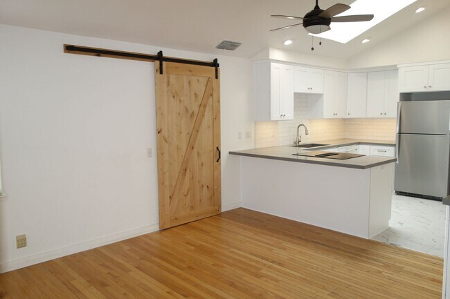 Building Photo - Charming 2 Bedroom in Heart of Downtown