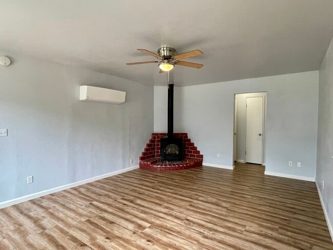 Building Photo - SINGLE LEVEL 2 BED 1.5 BATH AT THE END OF ...