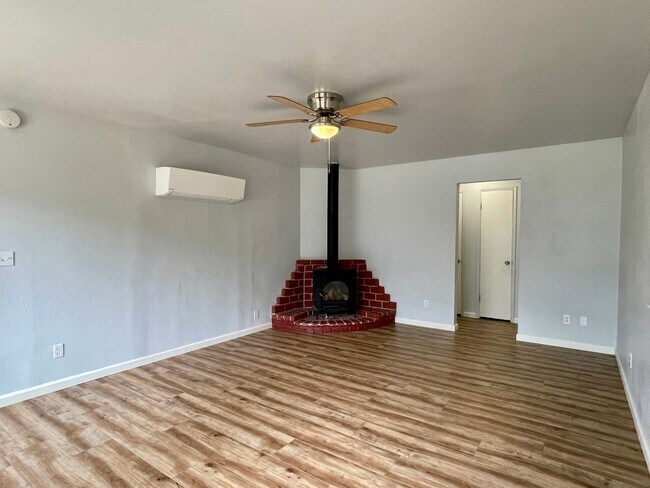 Foto del edificio - SINGLE LEVEL 2 BED 1.5 BATH AT THE END OF ...