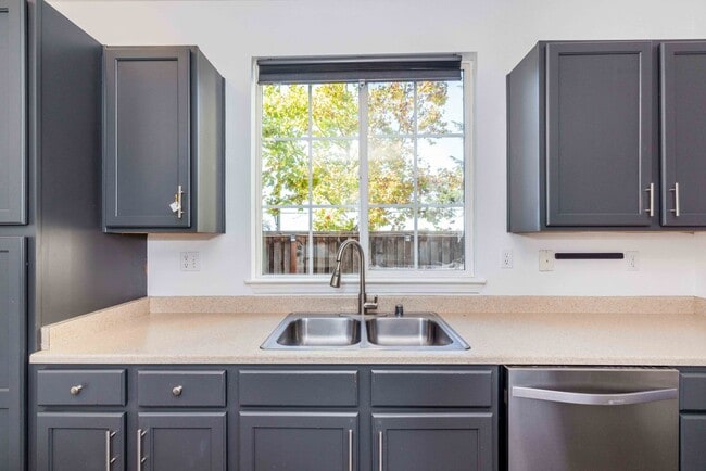 Foto del edificio - MOVE IN SPECIAL!!! $500 OFF FIRST MONTHS RENT! Come check out this lovely 3 bedroom 2.5 bath home...