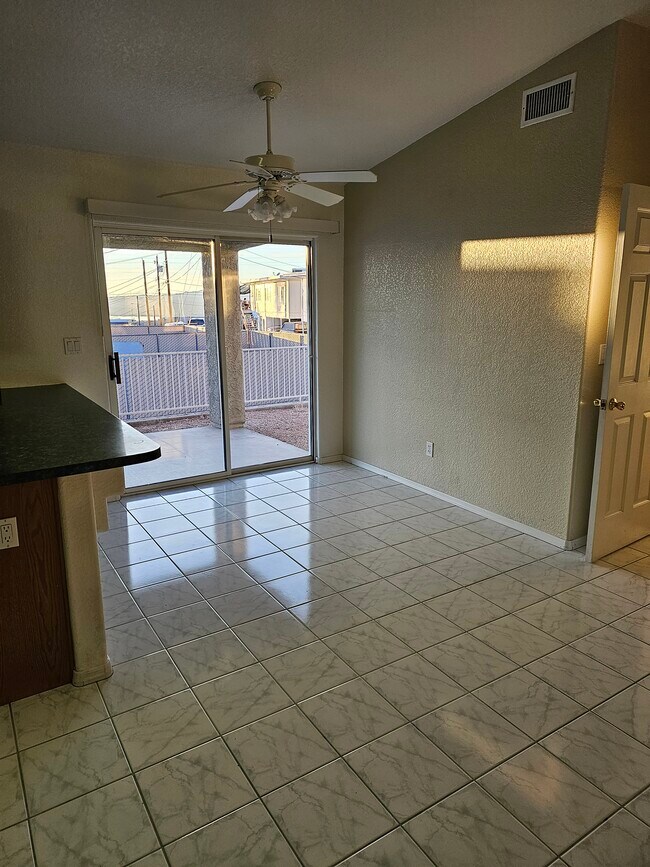 Comedor - 3035 Kiowa Blvd N