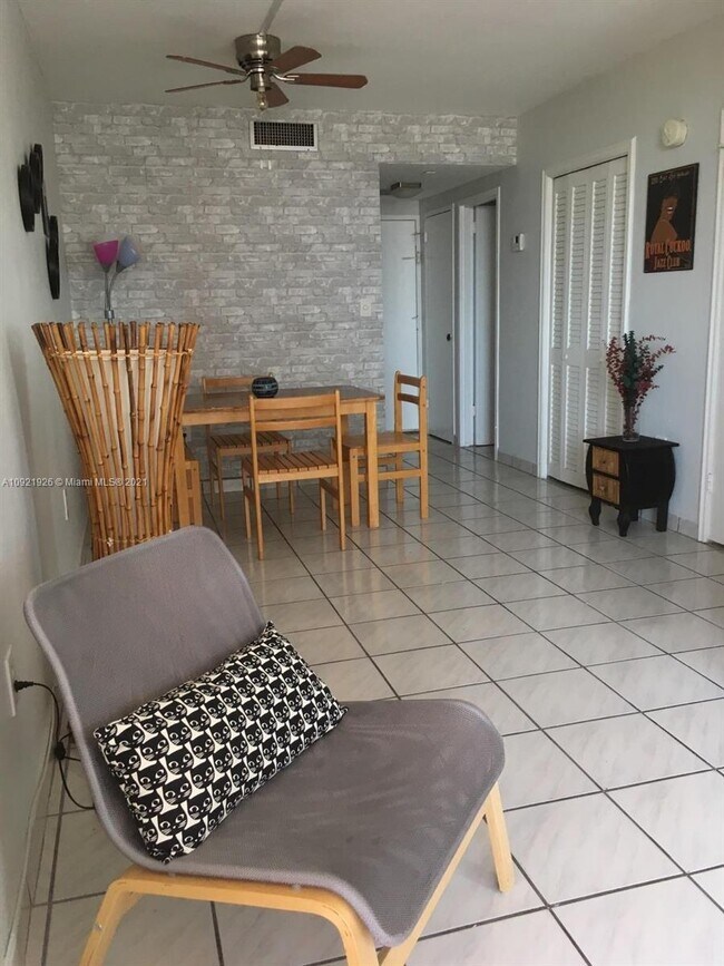 Building Photo - 2899 Collins Ave