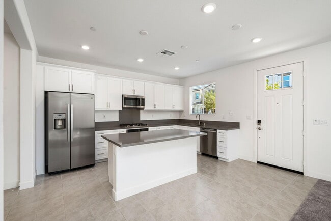 Building Photo - 76305 Columbia Dr