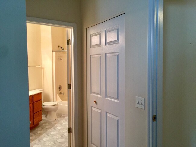 Building Photo - 3243 Stratford Ct