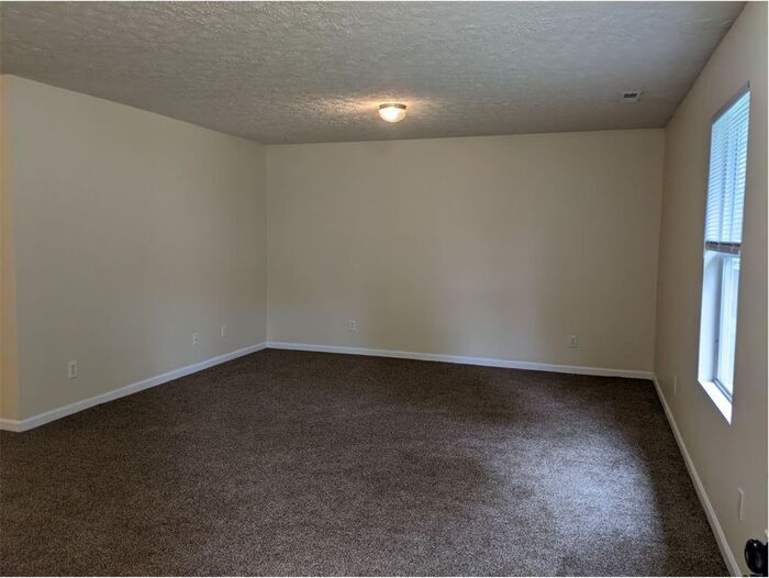 Foto del edificio - Open Concept 2 Bedroom Triplex