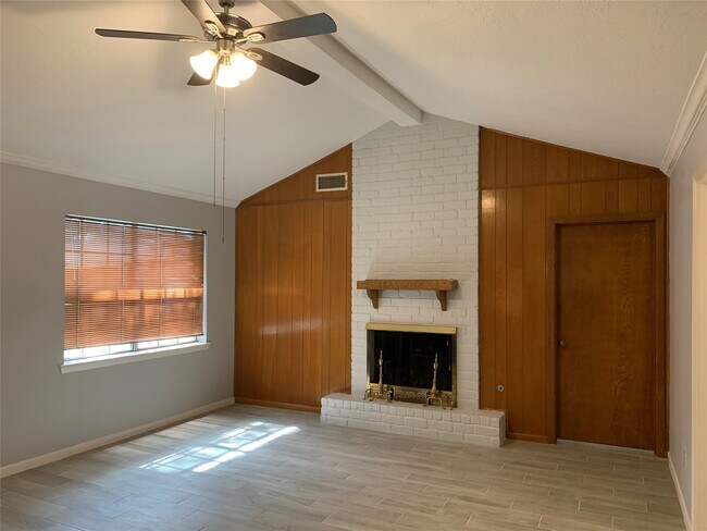 Foto del edificio - 11602 Roos Rd