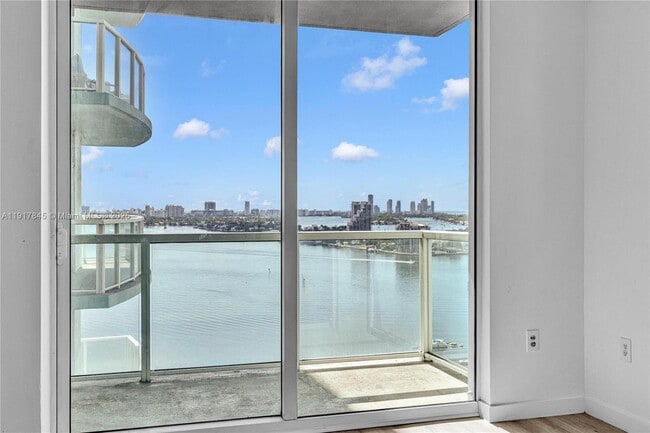 Foto del edificio - 1900 N Bayshore Dr