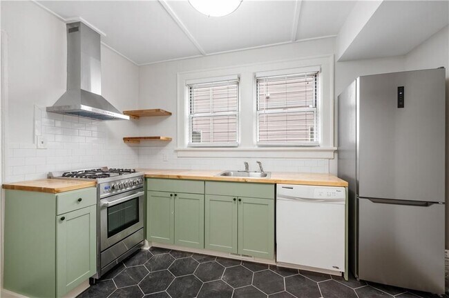 Foto del edificio - 716 Lakeview Ave NE