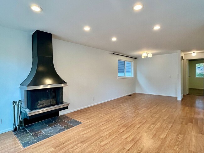 Building Photo - Charming 3BR/2BA Home in Prime Northeast S...