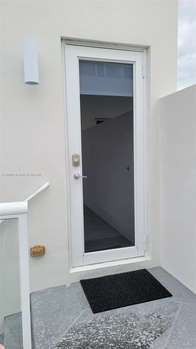 Foto del edificio - 6331 NW 105th Ct