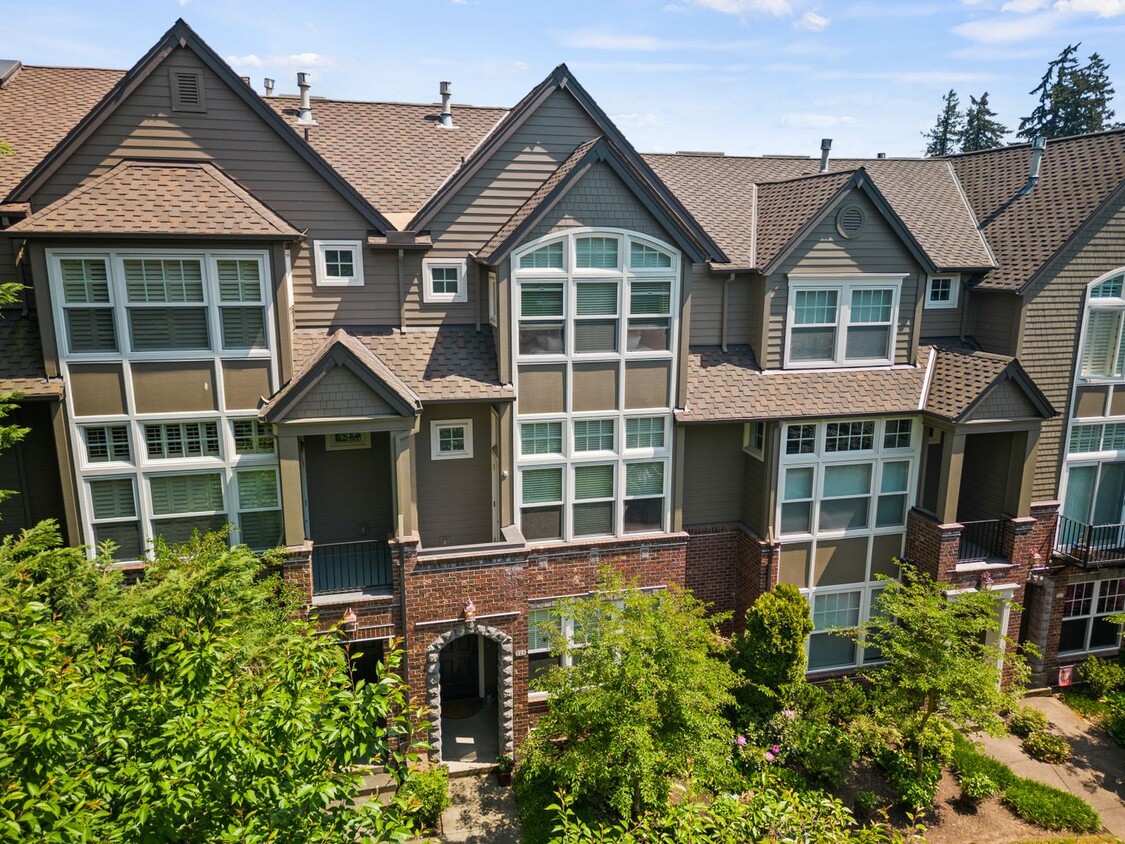 Primary Photo - Luxury Lake Oswego Townhome Walking Distan...