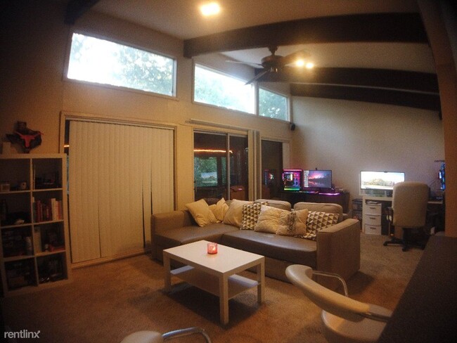 Building Photo - 1120 Hollow Creek Dr