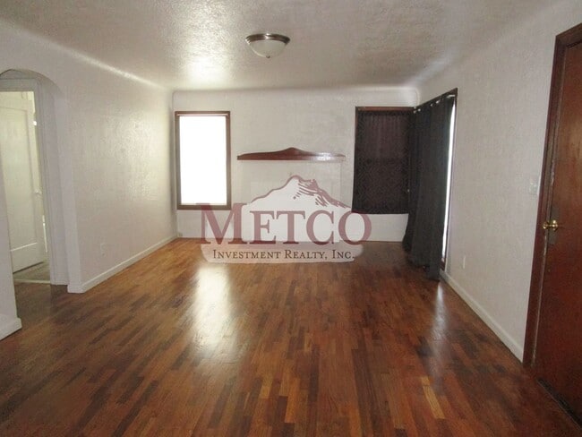 Building Photo - Updated 2 bedroom home