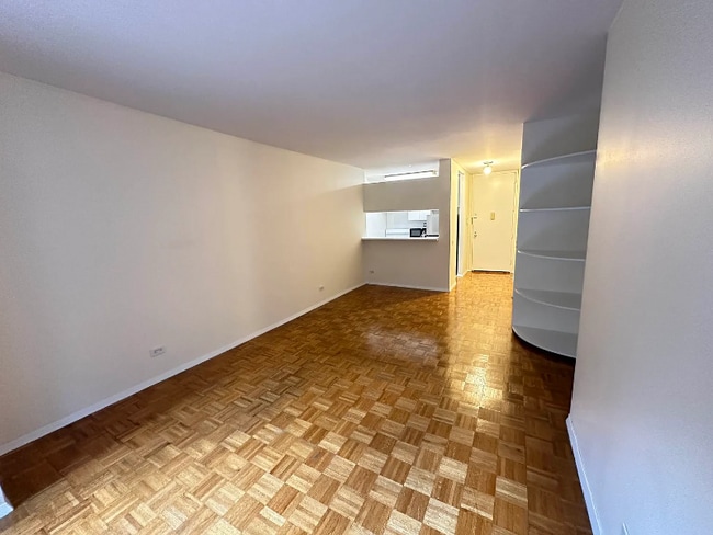 Building Photo - 215 W 95th St