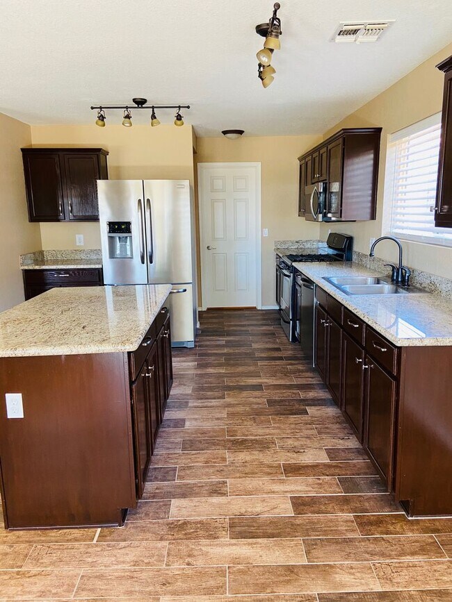 Foto del edificio - 5 bedroom 3 bath Remolded home Ready to move in!