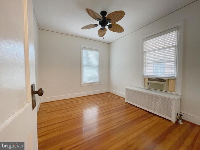 Foto del edificio - 5350 MacArthur Blvd NW