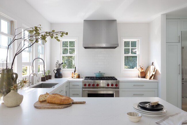 Building Photo - Coastal Elegance in the Heart of Belvedere