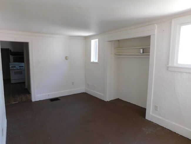 Building Photo - Private Entry First Floor Apartment