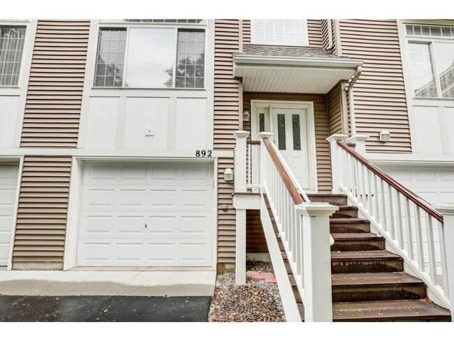 Building Photo - Beautiful Two Bedroom Townhome in Plymouth...