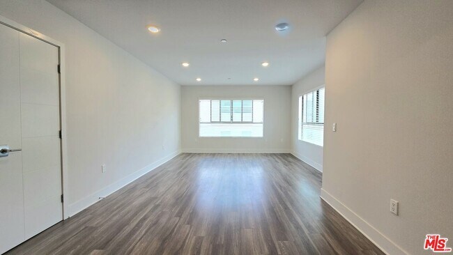 Foto del edificio - 5030 Rosewood Ave